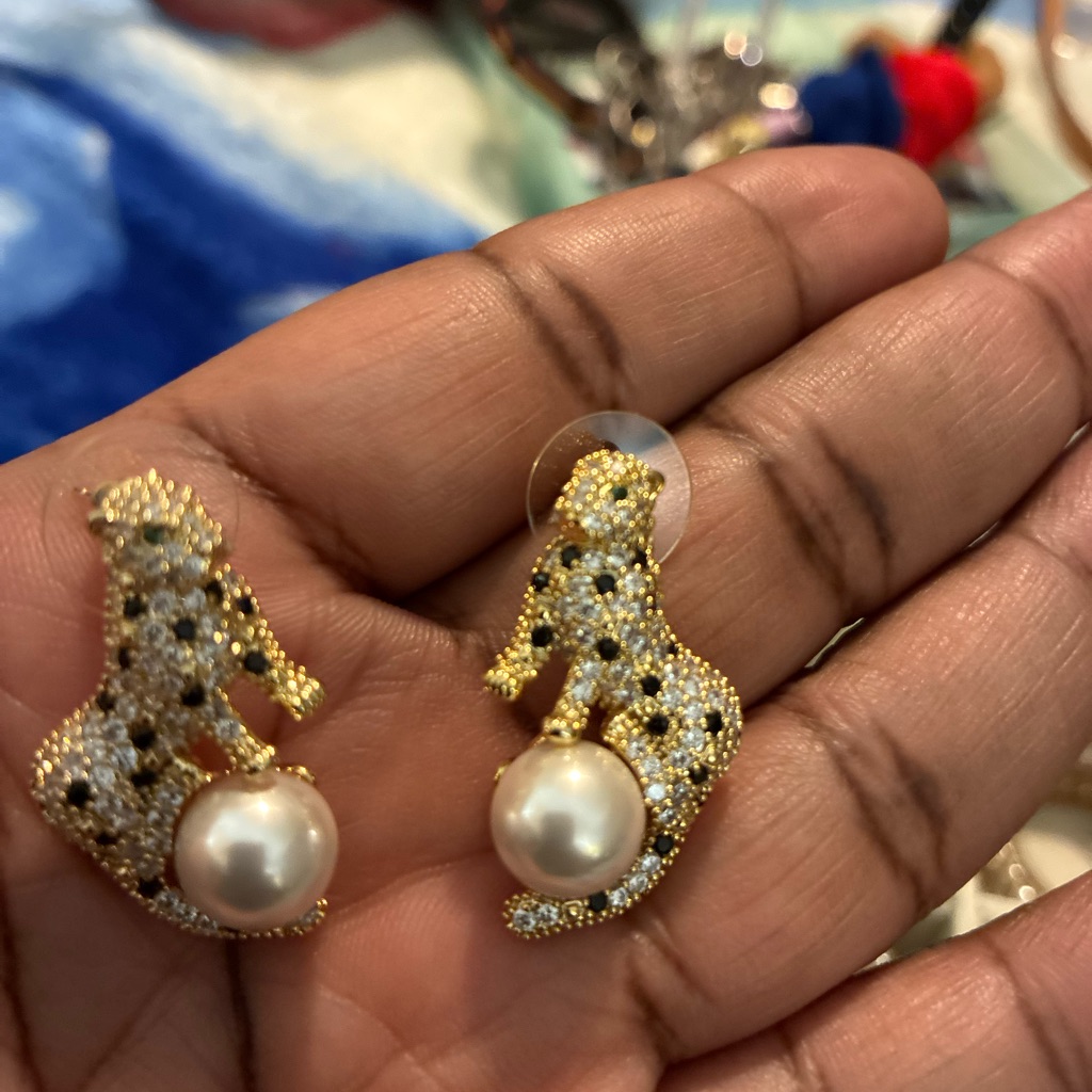Eye Candy Gold And Pearl Earrings 50$